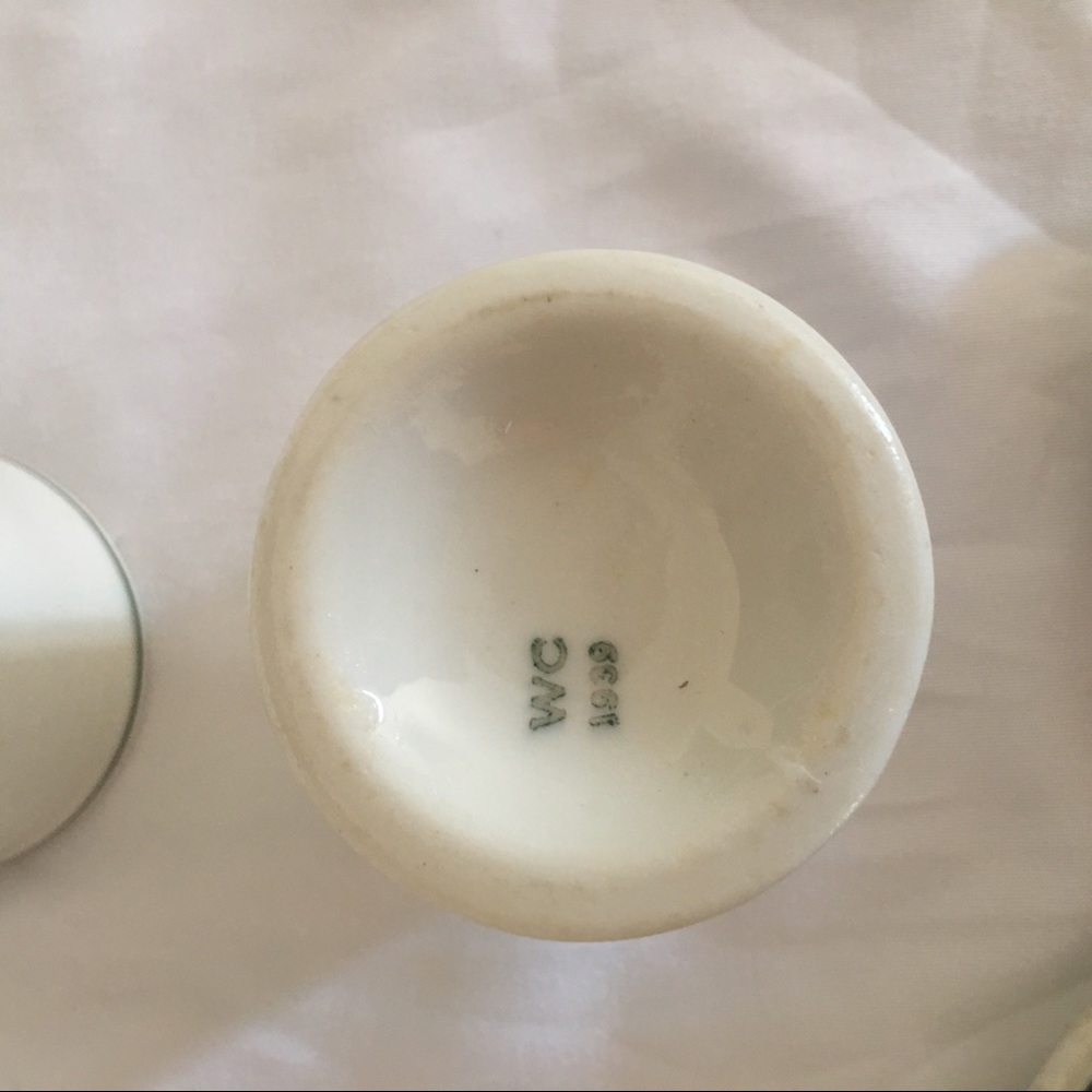 Vintage creamers and saucers - Picture 2 of 5